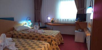 Фото номера Двухместный номер с 2 отдельными кроватями Отель Iris Hotel г. Орадя 2