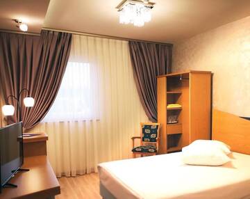 Фото номера Люкс (для 4 взрослых) Отель Iris Hotel г. Орадя 2