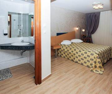 Фото номера Люкс (для 4 взрослых) Отель Iris Hotel г. Орадя 4