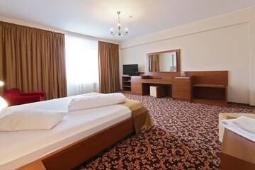 Фото номера Улучшенный двухместный номер с 1 кроватью Отель Hotel Impero г. Орадя 4