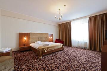 Фото номера Улучшенный двухместный номер с 1 кроватью Отель Hotel Impero г. Орадя 5